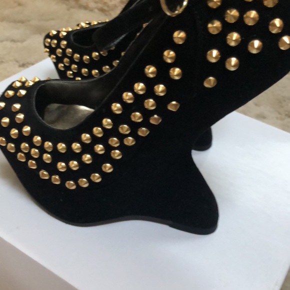 Steve Madden black suede heels. - Picture 4 of 8
